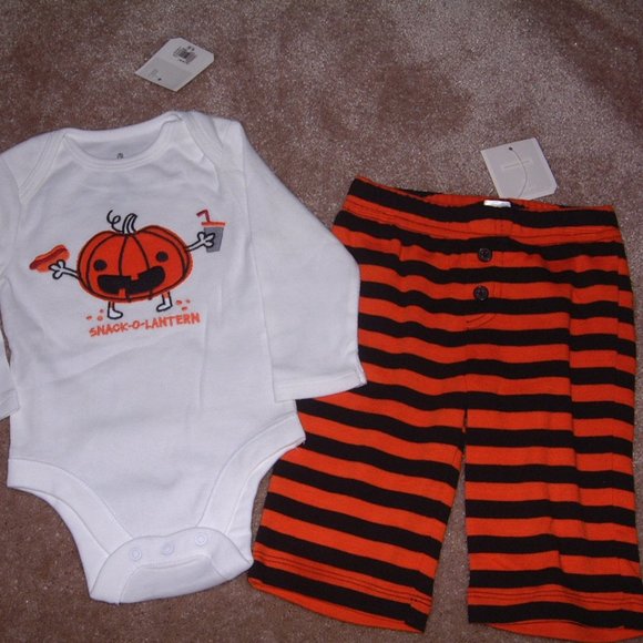 NWT Old Navy Halloween Infant Snack O Lantern Two Piece Outfit size 3/6M - Picture 1 of 1
